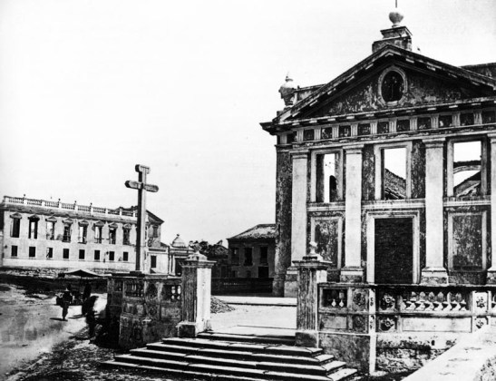 A Igreja em 1874 quando foi parcialmente danificada por um incêndio