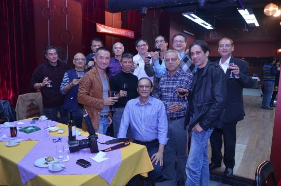 Vão dizer que é "clube do bolinha" que só tem homem, mas calma, veja fotos mais abaixo, há mulheres, até a Rita Santos apareceu por lá e cantou umas canções