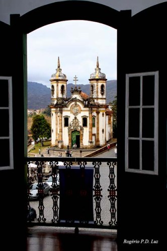 Defronte à igreja há uma feira permanente de artesato