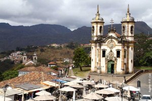 Igreja de São Fracisco de Assis, um dos maiores símbolos do barroco mineiro, com a permanente feira de artesanato diante dela.