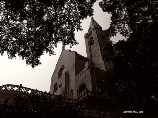 "Parece que foi a ermida construída em 1622, que deu o nome de Penha à colina, que antes se chamava de Nilau. Marco d’Avalo escrevia em 1638 acerca dum forte que lá havia: — Chamava-se o segundo dos fortes Nostra Seignora de Ia Penha de Francia, porque tem dentro uma ermida com este nome"