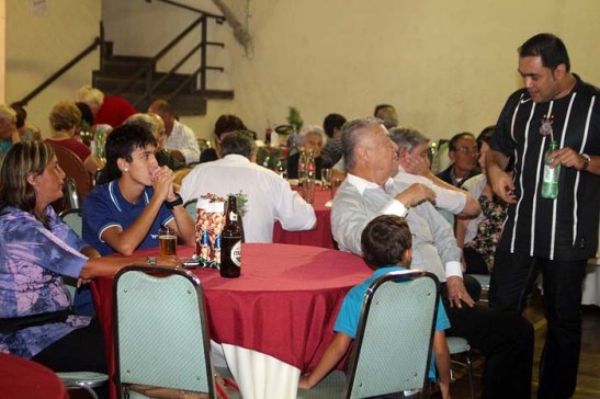 O Alberto Morais em destaque com um corintiano macaense vestido com o traje do Corinthians, feliz da vida pois seu time venceu o Chelsea