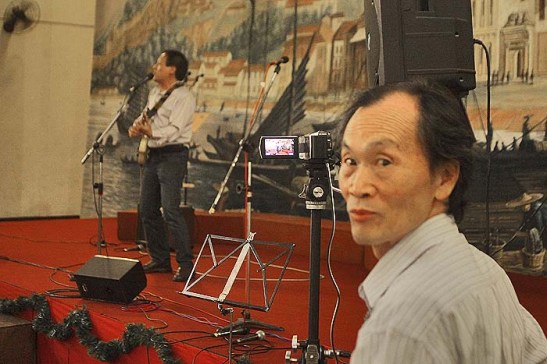 Federico António flagrado com a sua máquina de filmar, afinal de conta, além de diretor financeiro, é webmaster, fotógrafo, videomaker, mexe com som e etc.