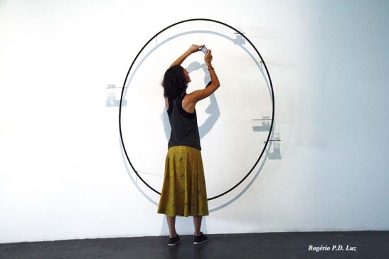 A visitante integrou-se à obra para as lentes da minha máquina fotográfica