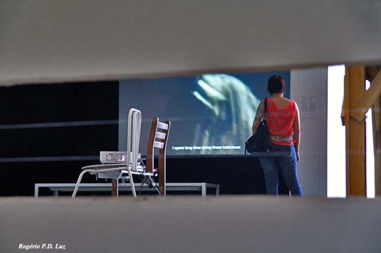 e sob outro ponto de vista, parecendo querer intrometer-se na intimidade da visitante com a obra de arte