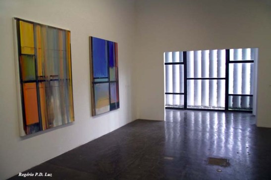 a porta e as venezianas parecem compor as obras expostas neste salão