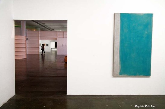 e esta outra porta cria outro quadro a querer fazer companhia com aquela pendurada na parede