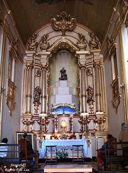 A imagem de Nossa Senhora da Boa Morte no topo do altar-mor