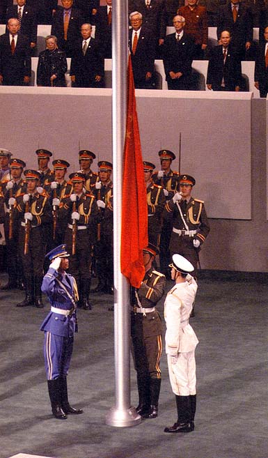 e, hasteiam a bandeira da R.P. da China