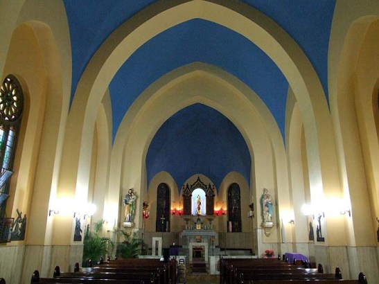 O interior da Capela Santa Luzia, missa às 18:00 horas