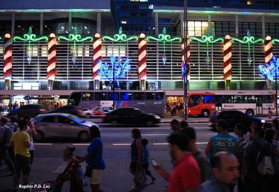Conjunto Nacional. Av. Paulista com a Rua Augusta