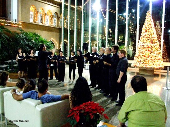 Coral Piacere canta no hall do Hospital Santa Catarina