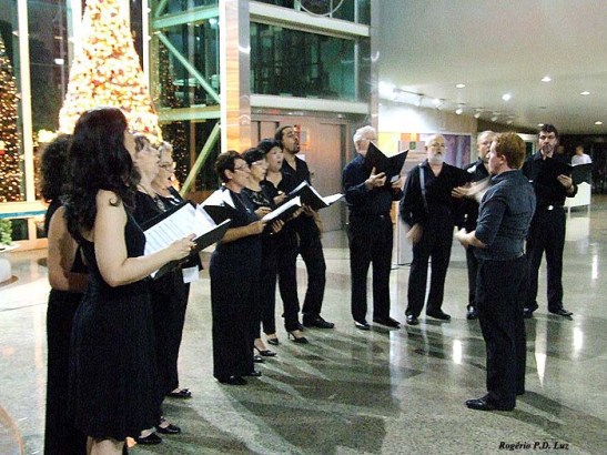 Coral Piaceri conduzido pelo maestro Ricardo Carvalho