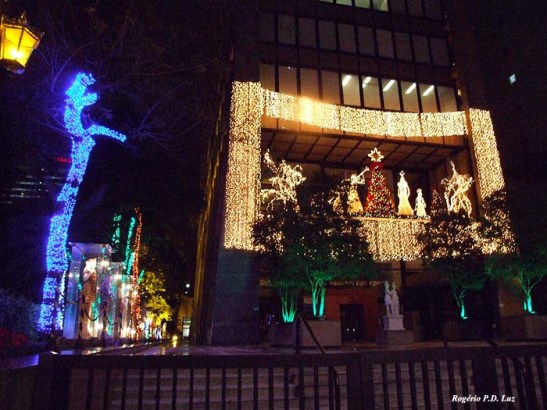 Paulista 1000 com muita iluminação colorida nas árvores