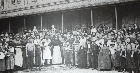 Imigrantes italianos posando para fotografia no pátio central da Hospedaria dos Imigrantes (atual Memorial do Imigrante), ca. 1890.(Wikipedia)