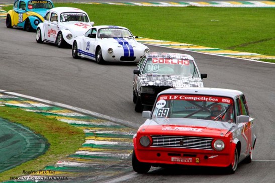 Na dianteira, o jornalista e radialista Flávio Gomes