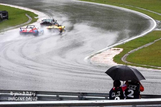 Faça chuva, faça sol, o fotógrafo enfrenta todas as situações para fazer os seus registros fotográficos 