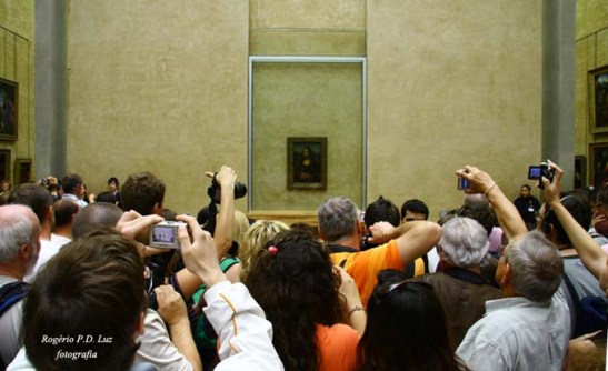 No Museu de Louvre em Paris, uma disputa de máquinas fotográficas para fotografar o quadro de Mona Lisa