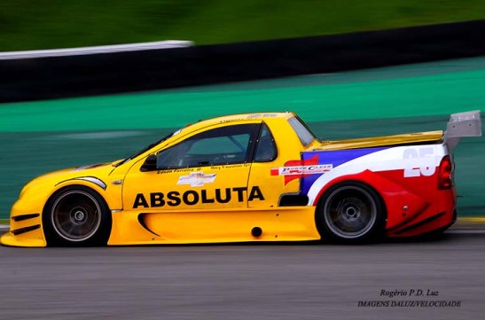 o veterano e competente Ney Faustini com o seu Chevrolet Pick-Up, disputou as 2 baterias, terminando a primeira em 3º e foi o vencedor na 2ª corrida. Ney dizia no Facebook que "não dá para ficar parado".  Está certo Ney e parabéns pelo seu sucesso no seu retorno às pistas.