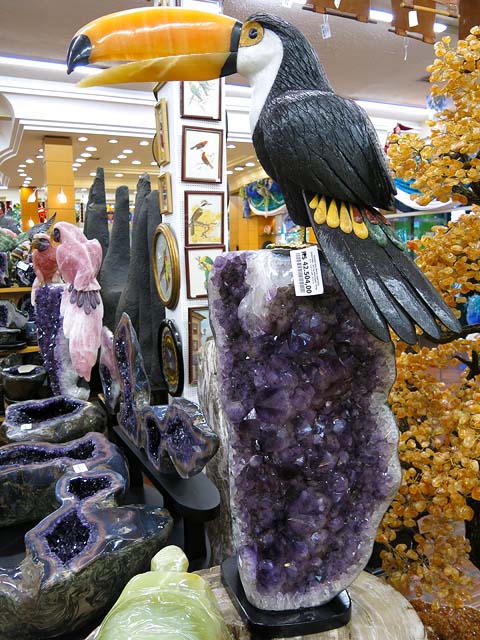 Tucano em dolomita preta e calcita laranja com base em ametista. Preço R$ 42.504,00 (cerca de US$ 19.300 ou MOP 155.000)