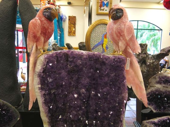 Casal de araras rosa mais base ametista. Só R$ 92.918,00 (cerca de US$ 42.240 ou MOP 338.000)