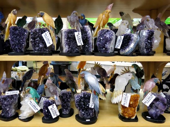 Uma prateleira que parece comum, só que, vejam os preços!