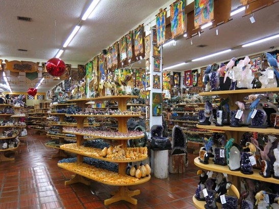 uma super loja de artesanato e de pedras brasileiras