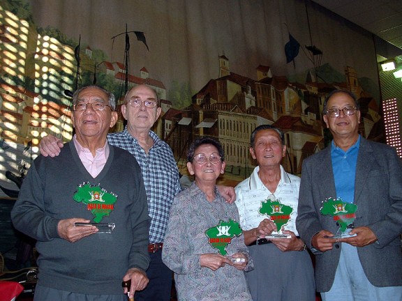A homenagem da Casa de Macau com a entrega de estatuetas: Da esquerda, Dr. Henrique Senna Fernandes (Macau), Júlio Bfanco (presidente da Casa São Paulo), Belmira e Fernando Nogueira (Macau) e Ernie Sequeira (Canadá)