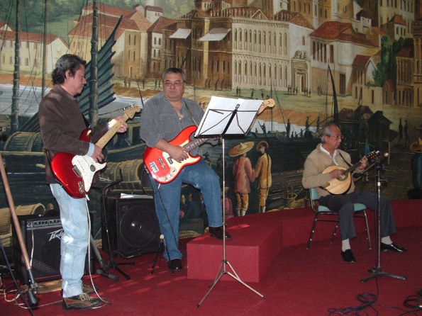 da direita, Adalberto Remédios, Armando Ritchie e Rigoberto Rosário Jr. "Api" fizeram uma apresentação musical para o ilustre visitante