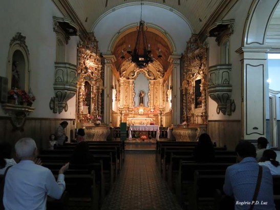 o interior da igreja visto logo na entrada