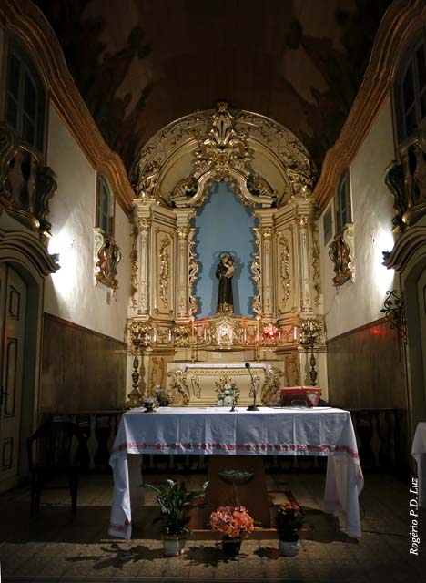 o altar mor com a imagem de Santo Antônio com Menino Jesus