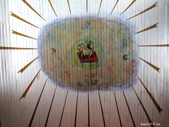 o teto central da igreja