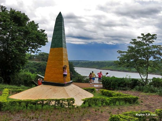 O Marco das Três Fronteira do lado do Brasil