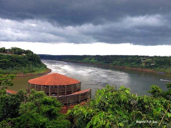 Vista do Brasil, no Porto Meira, do seu lado esquerdo, a Argentina e do lado direito, o Paraguai