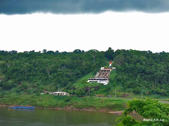 O Marco do lado do Paraguai nas cores 'vermelho, branco e azul'.