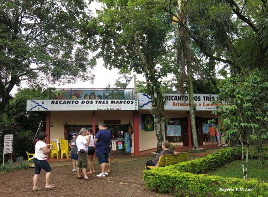 No local há uma simpática loja de artesanato que sempre dá para levar alguma lembrança