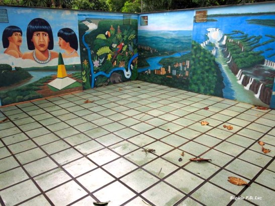 várias pinturas da cidade, das cataratas e dos índios brasileiros decoram o terraço