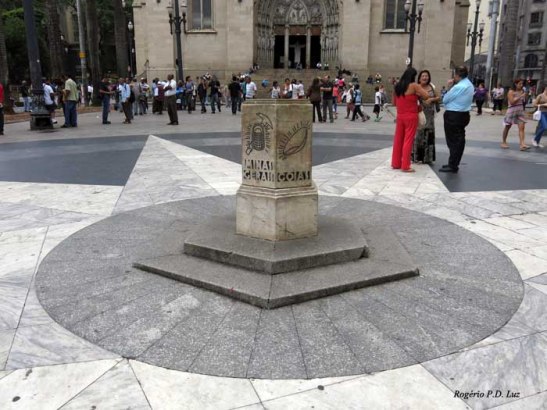 Marco Zero diante da Catedral da Sé