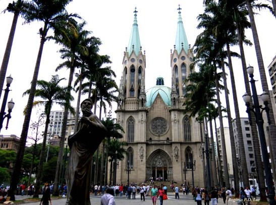 Praça da Sé e a Catedral da Sé, no centro histórico