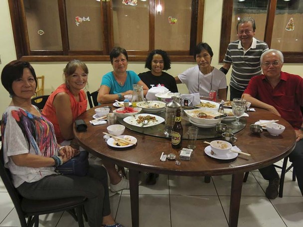 Da esquesda, Margareth Rosário, Mia Luz, Arlete Ferreira Chan, Fernanda, Manuel Chan, Rigoberto Rosário Jr. "Api" e Rogério, autor deste blog