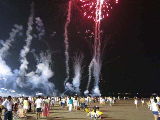 Fogos de artifício que alguns populares soltavam indiscriminadamente no meio da multidão