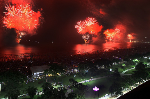 Vista do alto a queima de fogos de artifício em Santos. Fotode Mariane Rossi/G1