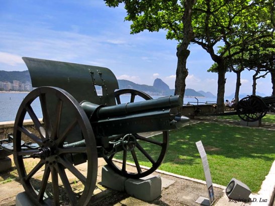 Variadas antigas peças de artilharia dispostas ao longo da alameda