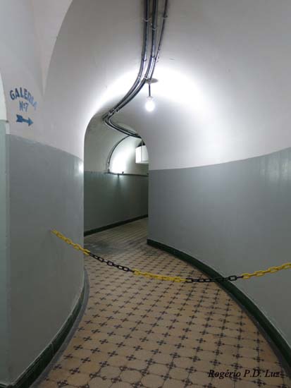 Por dentro da casamata sinuosas galerias conduzem às mais variadas salas ...