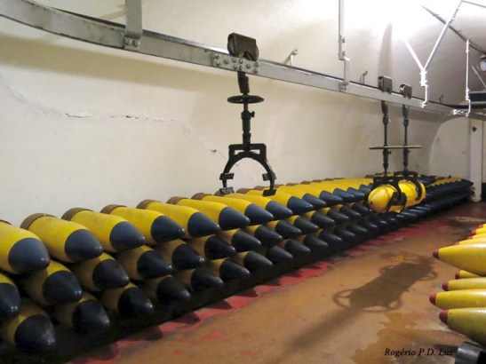 As granadas dos canhões de 305 mm