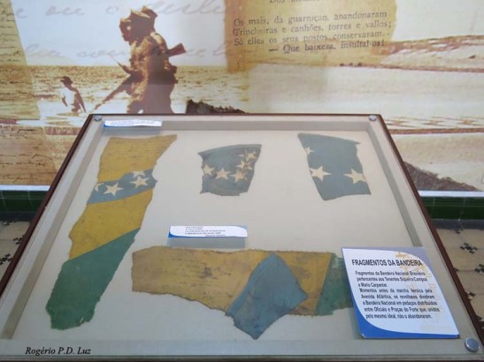 Fragmentos da bandeira do Brasil que foi rasgada em 28 pedaços e distribuídos para os revoltosos do Movimento dos 18