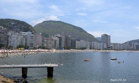 Copacabana princesinha do mar, Pelas manhãs tu és a vida a cantar, E a tardinha o sol poente, Deixa sempre uma saudade,Na gente..." (música composta por Alberto Ribeiro, Braguinha e Jack Lawrence. Cantada por Dick Farney, Nana Caymmi, Tom Jobim, e ...