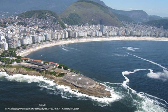 O Forte de Copacabana em 1º plano e a Praia de Copacabana