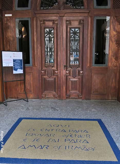 a entrada com bela mensagem no tapete