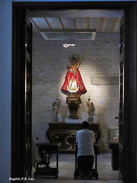 ... oratório que abriga as vestimentas de José de Anchieta, além de seu próprio fêmur.. Logo à entrada.